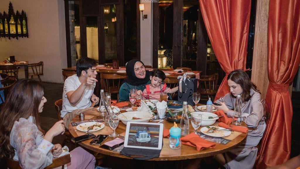Potret Hangat Rizky Nazar saat Makan Bareng Keluarga Potret Hangat Rizky Nazar saat Makan Bareng Keluarga