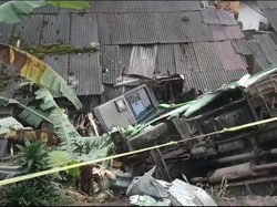 Bus Wisata Masuk Jurang di Jalur Alternatif Puncak Bogor, Timpa Rumah Warga