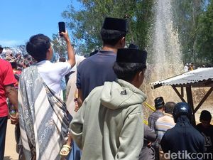 Warga Padati Lokasi Semburan Air Setinggi 20 Meter di Sampang