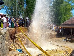 Heboh Semburan Air 20 Meter di Madura