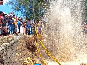 Kondisi Terkini Semburan Air Sumur Bor di Sampang: Melebar dan Lebih Keruh