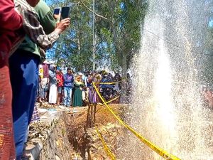 Semburan Air Sumur Bor di Madura Surut, Polisi-TNI Tetap Siaga di Lokasi Semburan Air Sumur Bor di Madura Surut, Polisi-TNI Tetap Siaga di Lokasi