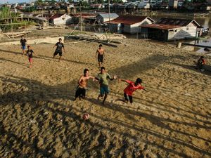 Sungai Kahayan di Palangka Raya Menyusut Akibat Musim Kemarau Sungai Kahayan di Palangka Raya Menyusut Akibat Musim Kemarau