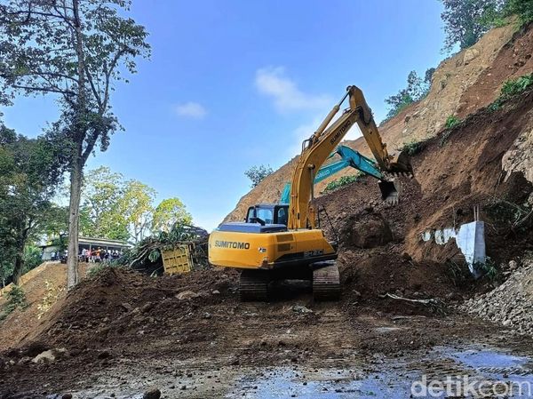 Tebing Longsor di Jalur Lumajang-Malang Timpa Truk
