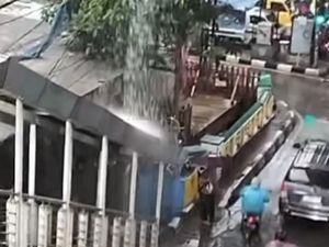 Bak Air Terjun! Pipa Jalan Layang TransJ di Pesanggrahan Jaksel Bocor