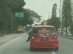Heboh Polisi Kejar Pemobil Ugal-ugalan, Terbawa Nyangkut di Atas Kap