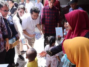 Ditemani Emil Dardak, Gibran Blusukan Sambil Bagi Susu dan Buku di Surabaya