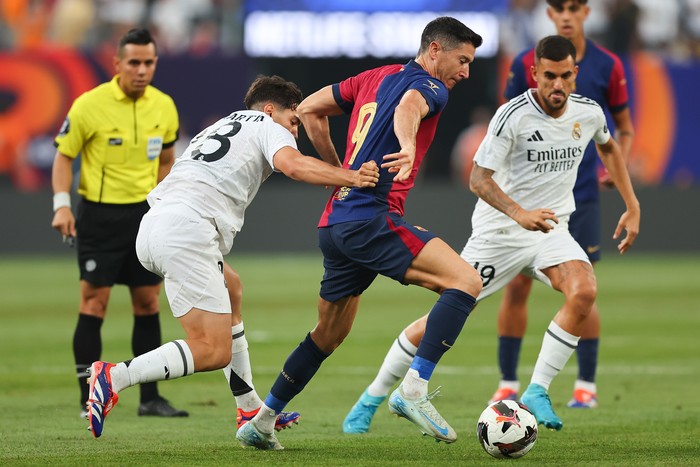 EAST RUTHERFORD, NJ - AUGUST 03: Robert Lewandowski #9 of Barcelona battles Mario Martín #28 of Real Madrid during the Soccer Champions Tour game on August 3, 2024 at MetLife Stadium in East Rutherford, New Jersey.  (Photo by Rich Graessle/Icon Sportswire via Getty Images)