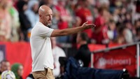 3. Nama Manajer Manchester United Erik ten Hag menempati peringkat kedua bursa taruhan sebagai juru taktik yang dijagokan kena pecat paling cepat di Premier League 2024/2025. Foto: Getty Images/Grant Halverson