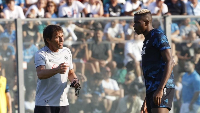 Victor Osimhen of Napoli and Antonio Conte, coach of Napoli, are participating in day 3 of the preseason training camp of SSC Napoli at Stadio Patini in Castel di Sangro, Italy, on July 27, 2024 (Photo by Ciro De Luca/NurPhoto via Getty Images).