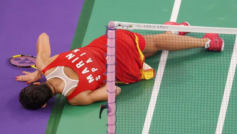 Tampak ada masalah di lutut kanannya. Carolina Marin kesakitan, akhirnya retired alias mengundurkan diri