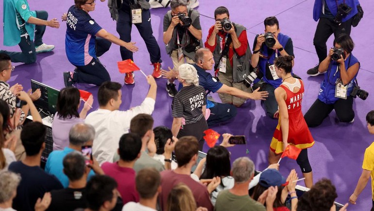 Dirinya bahkan paksakan berjalan meninggalkan lapangan, walau tim medis menyediakan kursi roda