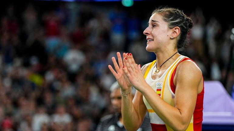 Marin tampak berlinang air mata