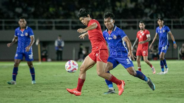 Pesepak bola Borneo FC Samarinda Kei Hirose (kiri) menggiring bola dibayangi pesepakbola Arema FC Arkhan Fikri (kanan) pada pertandingan final Piala Presiden 2024 di Stadion Manahan, Solo, Jawa Tengah, Minggu (4/8/2024). ANTARA FOTO/Mohammad Ayudha/tom.