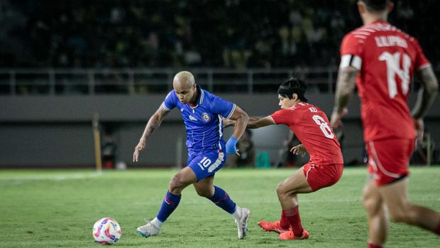 Pesepak bola Arema FC Wiliam Moreira Da Silva Marcilio (kiri) melewati pesepak bola Borneo FC Samarinda Kei Hirose (kedua kiri) pada pertandingan Final Piala Presiden 2024 di Stadion Manahan, Solo, Jawa Tengah, Minggu (4/8/2024). ANTARA FOTO/Mohammad Ayudha/tom.