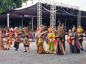 Bupati Kapolres dan Dandim Kenakan Busana Defile di Puncak JFC 2024 Bupati Kapolres dan Dandim Kenakan Busana Defile di Puncak JFC 2024
