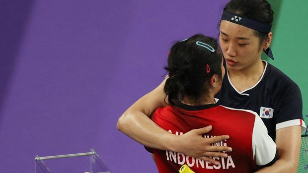 Paris 2024 Olympics - Badminton - Women's Singles Semifinals - Porte de La Chapelle Arena, Paris, France - August 04, 2024. Se Young An of South Korea hugs Gregoria Mariska Tunjung of Indonesia after winning the match. REUTERS/Hamad I Mohammed