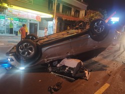 Petaka BR-V Terguling Usai Tabrak Mobil Parkir di Mergangsan Jogja