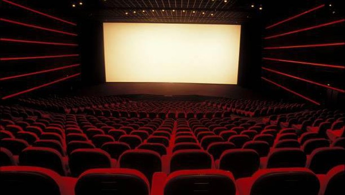Ilustrasi studio di bioskop. FRANCE - JUNE 12: The ÂGAUMONTÂ room with Italian place and wide screen in Paris, France on June 12, 1992. (Photo by Alain BENAINOUS/Gamma-Rapho via Getty Images) jadwal film bioskop