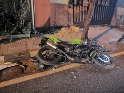 Apes Pemotor Bentur BR-V Terguling Usai Tabrak Mobil Parkir di Jogja