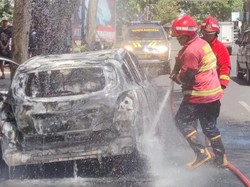 Mobil Datsun Go Ludes Terbakar di Depan Stadion Rejoagung Tulungagung