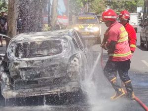 Mobil Datsun Go Ludes Terbakar di Depan Stadion Rejoagung Tulungagung Mobil Datsun Go Ludes Terbakar di Depan Stadion Rejoagung Tulungagung