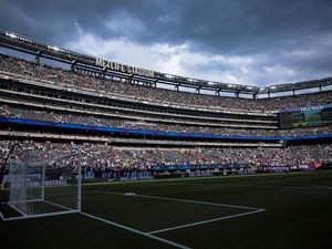 Real Madrid Vs Barcelona Ditangguhkan karena Badai Petir