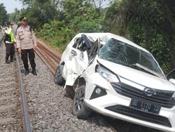 Kecerobohan Sopir Maxim Terobos Perlintasan Berujung Ditabrak KA Babaranjang