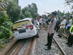Mobil Maxim Diseruduk KA Babaranjang Usai Terobos Perlintasan, 5 Orang Selamat