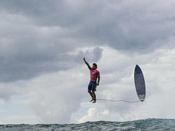 Foto Aksi Peselancar Medina di Olimpiade 2024 Viral, Netizen: Bikinan AI?