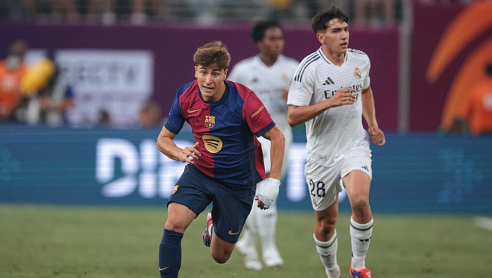 Aug 3, 2024; East Rutherford, NJ, USA; Barcelona midfielder Paulo Torres (6) runs up field  in front of Real Madrid midfielder Mario Martin (28) during the first half during an international friendly at MetLife Stadium. Mandatory Credit: Vincent Carchietta-USA TODAY Sports