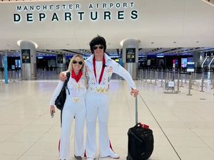 Pelancong Bergaya Elvis Presley Demi Incar Upgrade Kelas Penerbangan Gratis