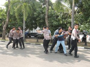 16 Personel Polres Mojokerto Dilatih Jadi Pengawal Pribadi Paslon Pilkada 2024 16 Personel Polres Mojokerto Dilatih Jadi Pengawal Pribadi Paslon Pilkada 2024