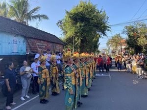Keseruan Gerak Jalan di Tegallalang, Peserta Gunakan Kostum Celukuk-Legong
