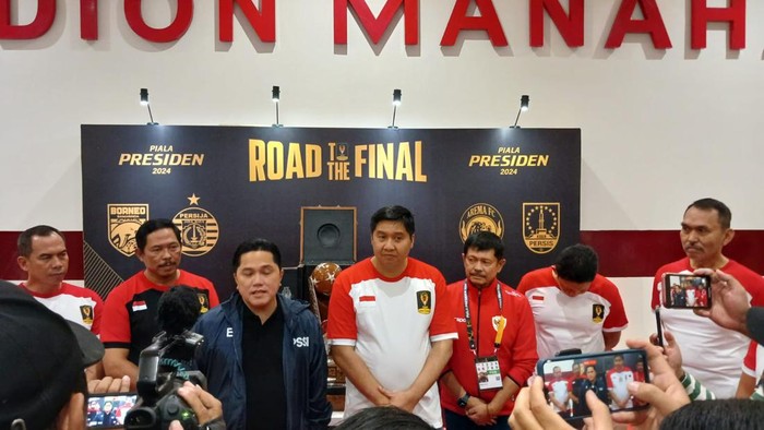 Ketua Umum PSSI, Erick Thohir, bersama Ketua SC Piala Presiden, Maruarar Sirait