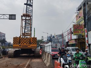 Ada Proyek LRT Jakarta, Lalin Sekitar Pasar Pramuka Macet