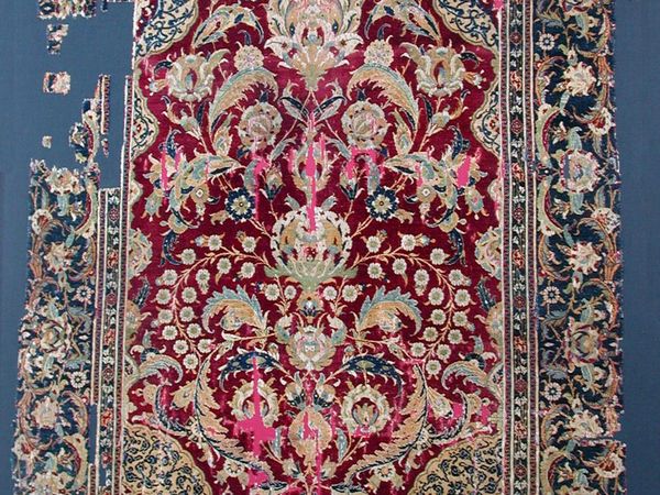 Potret Sajadah Abad 16 Penuh Motif Bunga dan Ornamen Islam