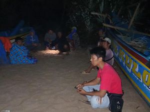 Diterjang Ombak Besar, 1 Nelayan di Pandeglang Dilaporkan Hilang Diterjang Ombak Besar, 1 Nelayan di Pandeglang Dilaporkan Hilang