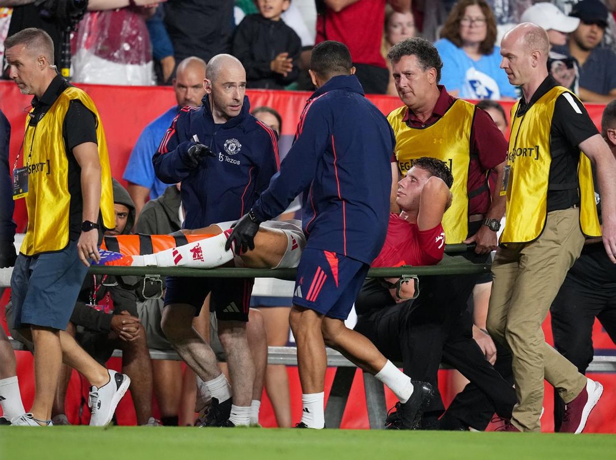 Will Fish ditandu keluar dari laga MU vs Liverpool akibat cedera. (Foto: Grant Halverson/Getty Images)