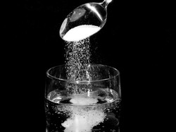 Benarkah Kumur Air Garam Bisa Atasi Sariawan, Dok?