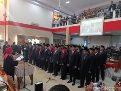 Kesan Anggota DPRD Pangandaran Pakai Jas Baru Seharga Rp 371 Juta