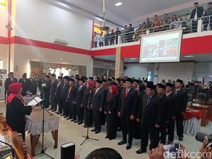 Kesan Anggota DPRD Pangandaran Pakai Jas Baru Seharga Rp 371 Juta Kesan Anggota DPRD Pangandaran Pakai Jas Baru Seharga Rp 371 Juta