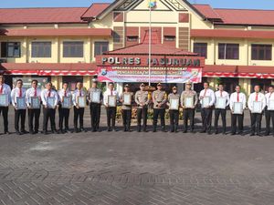17 Personel Polres Pasuruan Berprestasi Terima Penghargaan 17 Personel Polres Pasuruan Berprestasi Terima Penghargaan