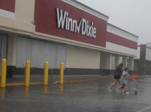 Antisipasi Badai, Warga Florida Lindungi Toko dengan Papan-Karung Pasir