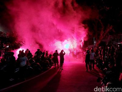 Aremania Sambut  Arema FC Usai Juara Piala Presiden 2024