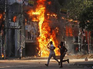 Demo di Bangladesh Makin Panas, Mal Dibakar Demonstran Demo di Bangladesh Makin Panas, Mal Dibakar Demonstran