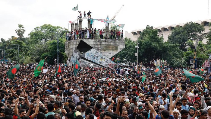 People celebrate the resignation of Bangladeshi Prime Minister Sheikh Hasina in Dhaka, Bangladesh, August 5, 2024. REUTERS/Mohammad Ponir Hossain Purchase Licensing Rights