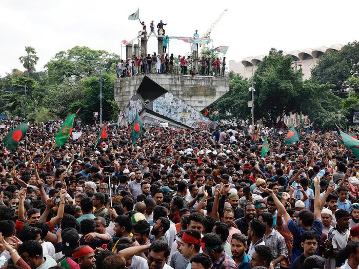 People celebrate the resignation of Bangladeshi Prime Minister Sheikh Hasina in Dhaka, Bangladesh, August 5, 2024. REUTERS/Mohammad Ponir Hossain Purchase Licensing Rights