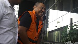 Ekspresi Eks Kadisdikbud Maluku Utara Saat Diperiksa KPK