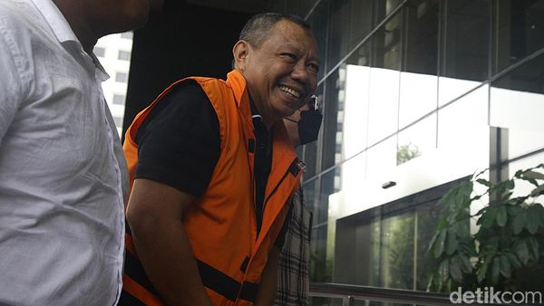 Ekspresi Eks Kadisdikbud Maluku Utara Saat Diperiksa KPK
